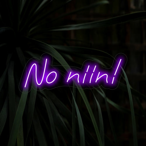 "No Niin! Neon Sign" is een unieke en speelse toevoeging, perfect voor ruimtes die een vleugje Finse charme waarderen. Verlicht met een kenmerkende Scandinavische flair!