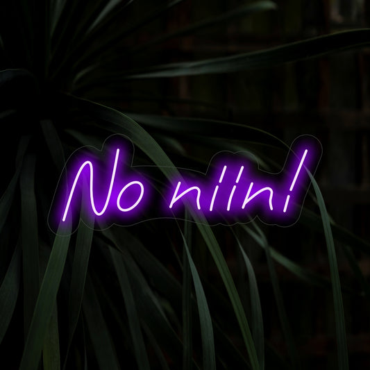 "No Niin! Neon Sign" is een unieke en speelse toevoeging, perfect voor ruimtes die een vleugje Finse charme waarderen. Verlicht met een kenmerkende Scandinavische flair!