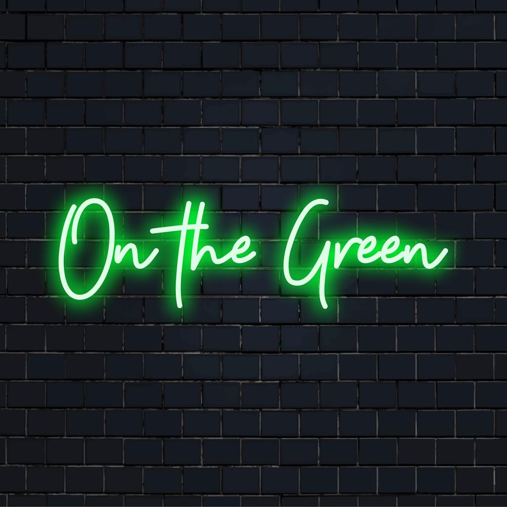 Levendig, op maat gemaakt LED-neonbord met de tekst On The Green, perfect om elke ruimte een uniek, persoonlijk tintje te geven.