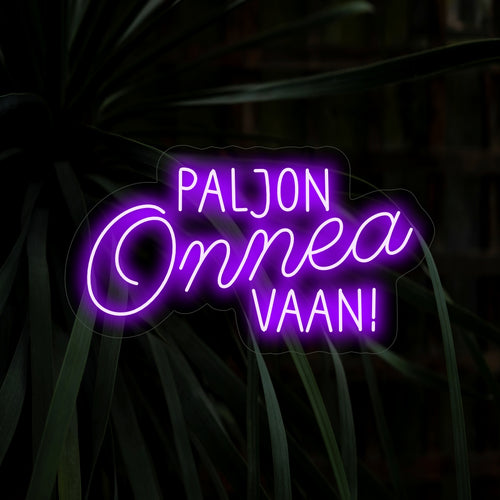"Paljon Onnea Vaan! Neon Sign" is een feestelijke en feestelijke toevoeging, perfect voor ruimtes waar je verjaardagswensen in het Fins wilt overbrengen. Verlicht met vreugde en de beste wensen!