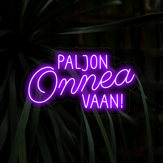 "Paljon Onnea Vaan! Neon Sign" is een feestelijke en feestelijke toevoeging, perfect voor ruimtes waar je verjaardagswensen in het Fins wilt overbrengen. Verlicht met vreugde en de beste wensen!