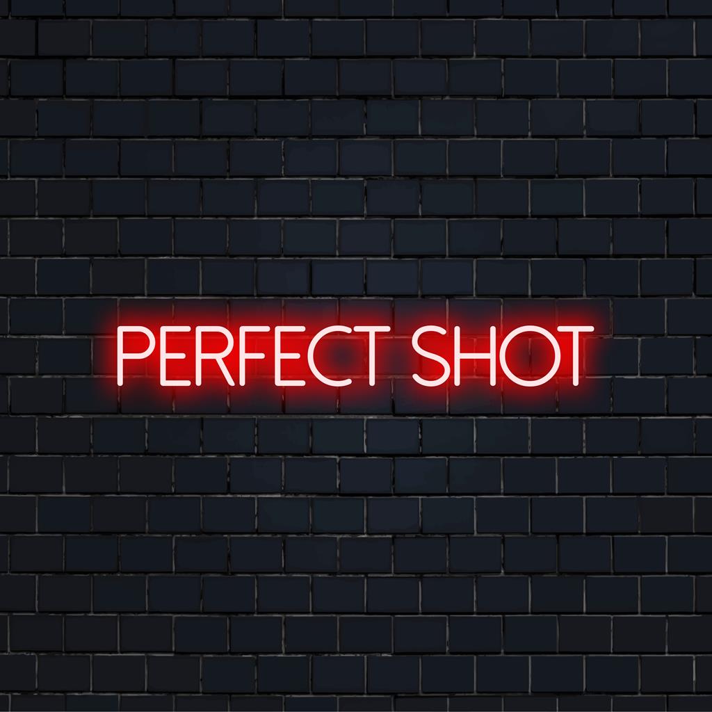 Levendig LED-neonbord met de tekst Perfect Shot, ideaal om elke ruimte een persoonlijke touch te geven; benadrukt het gepersonaliseerde neonontwerp.