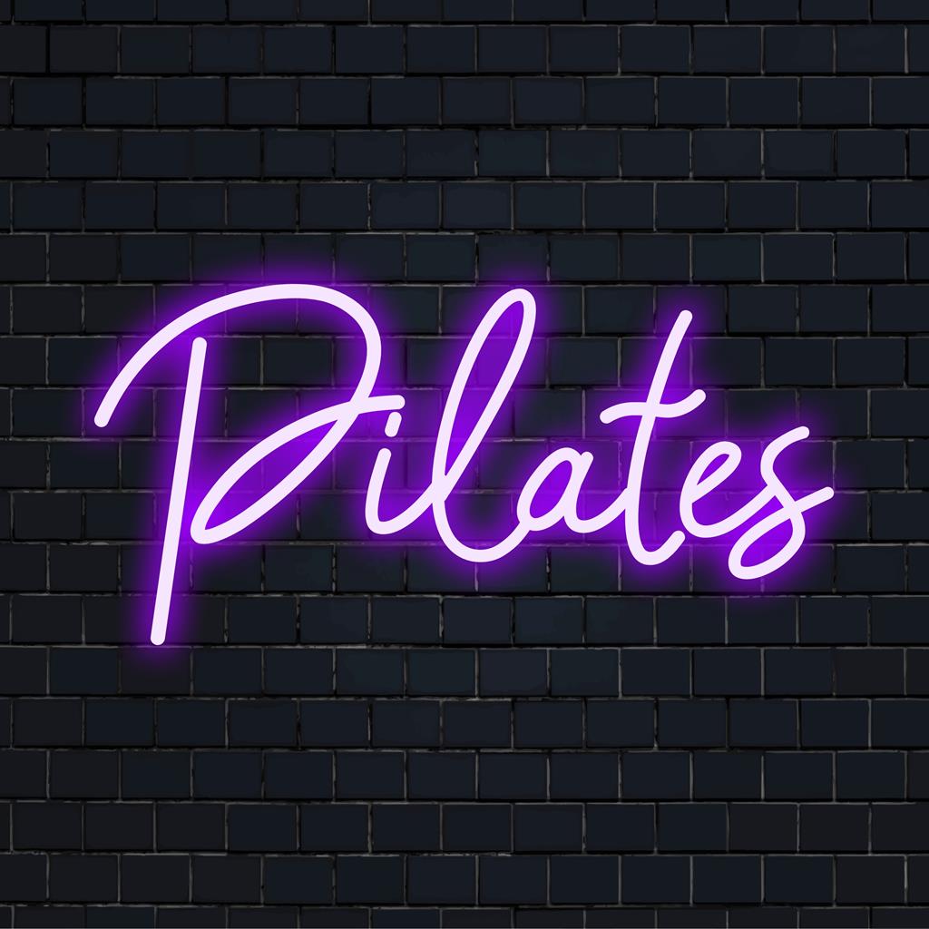 LED-neonbord met Pilates-tekst in vloeiende letters, ideaal voor studio's; een strak neonaccent en gepersonaliseerde wanddecoratie.