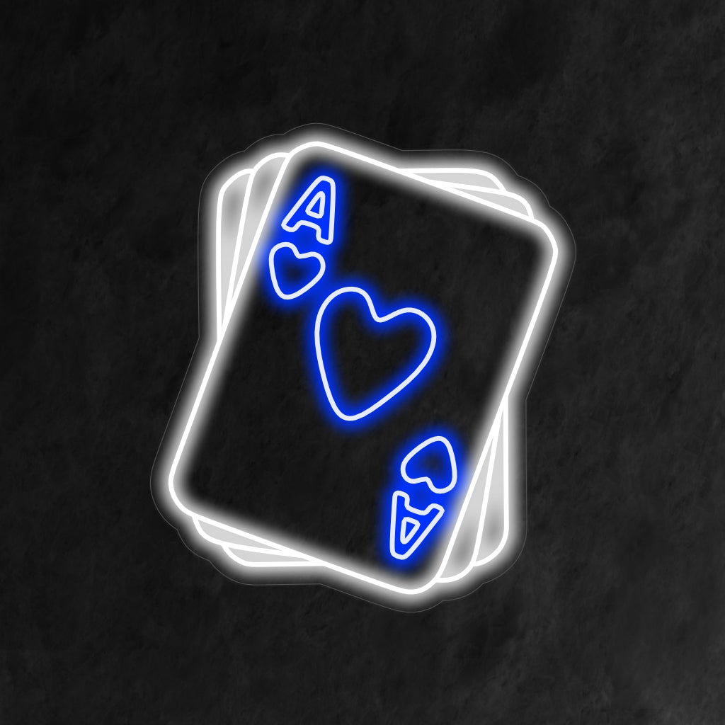 Een verlicht neonbord met klassieke speelkaarten, perfect om een ​​vleugje casino- en goksfeer aan elke ruimte toe te voegen