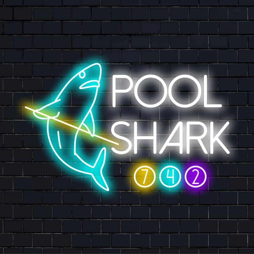 Op maat gemaakt LED-neonbord met een speels ontwerp van een zwembadhaai, perfect voor unieke neonmuurkunst en decoratie.