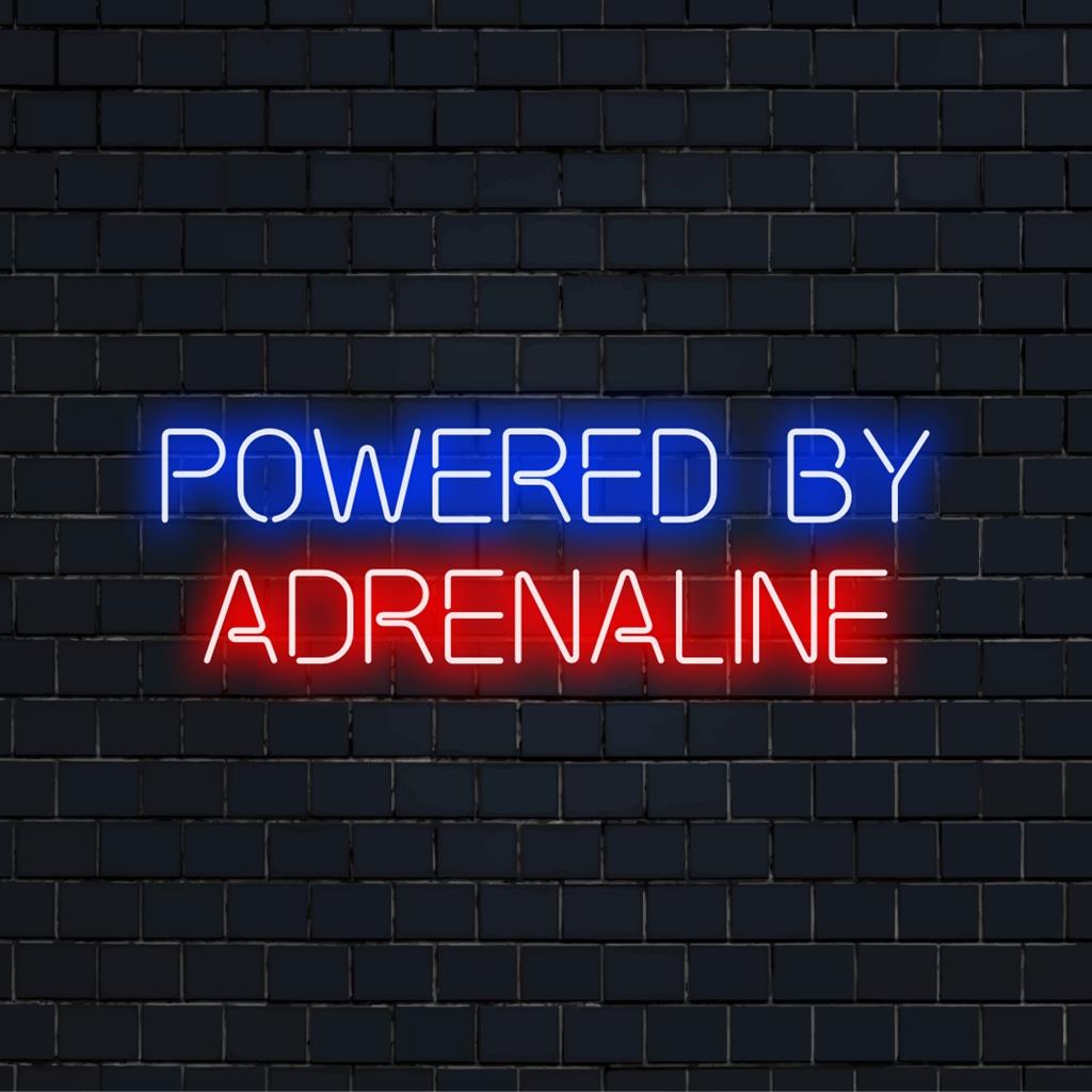 Op maat gemaakt LED-neonbord Powered By Adrenaline, perfect voor gepersonaliseerde neonkunst en levendige wanddecoraties.