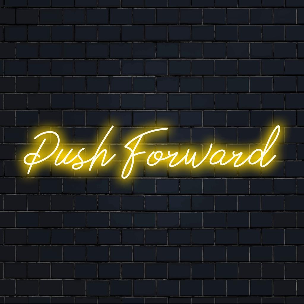 Aangepast LED-neonbord met Push Forward, met levendige kleuren en een stijlvol lettertype; perfect als motiverende decoratie.