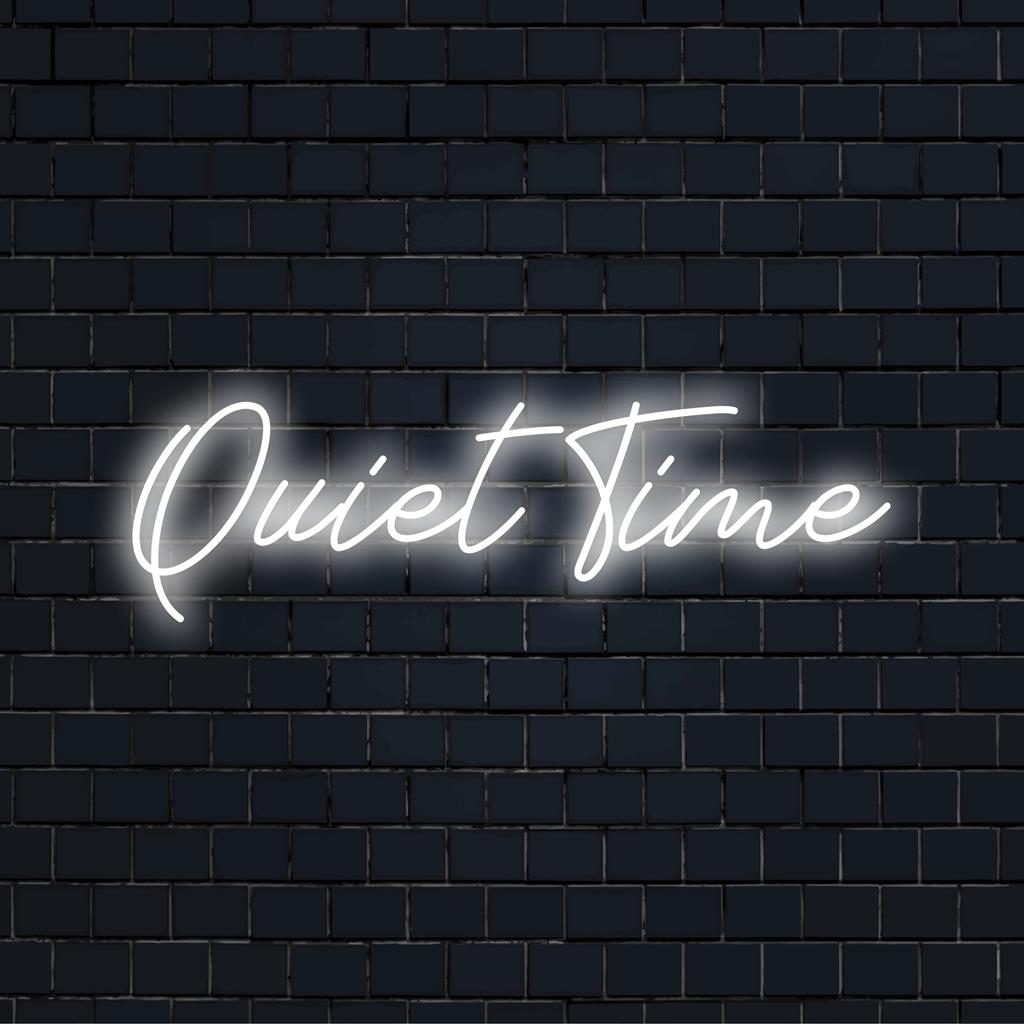 Een aangepast LED-neonbord dat Quiet Time verlicht met sfeervol licht, perfect voor serene ruimtes en kalmerende decoraties.