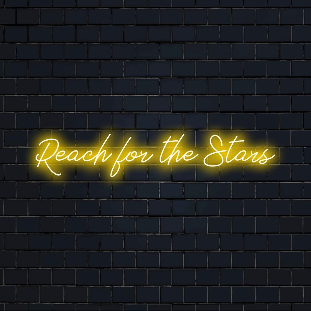 Een op maat gemaakt LED-neonbord met de tekst Reach For The Stars, perfect om een ​​unieke gloed toe te voegen aan elke kamer of ruimte.