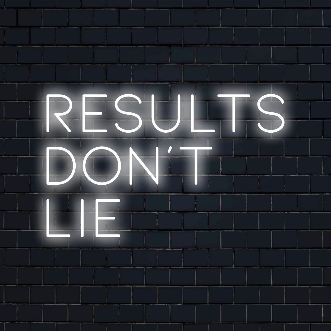 Op maat gemaakt LED-neonbord met de tekst Results Don't Lie, dat motivatie en waarheid belichaamt in een levendige neonkunststijl.