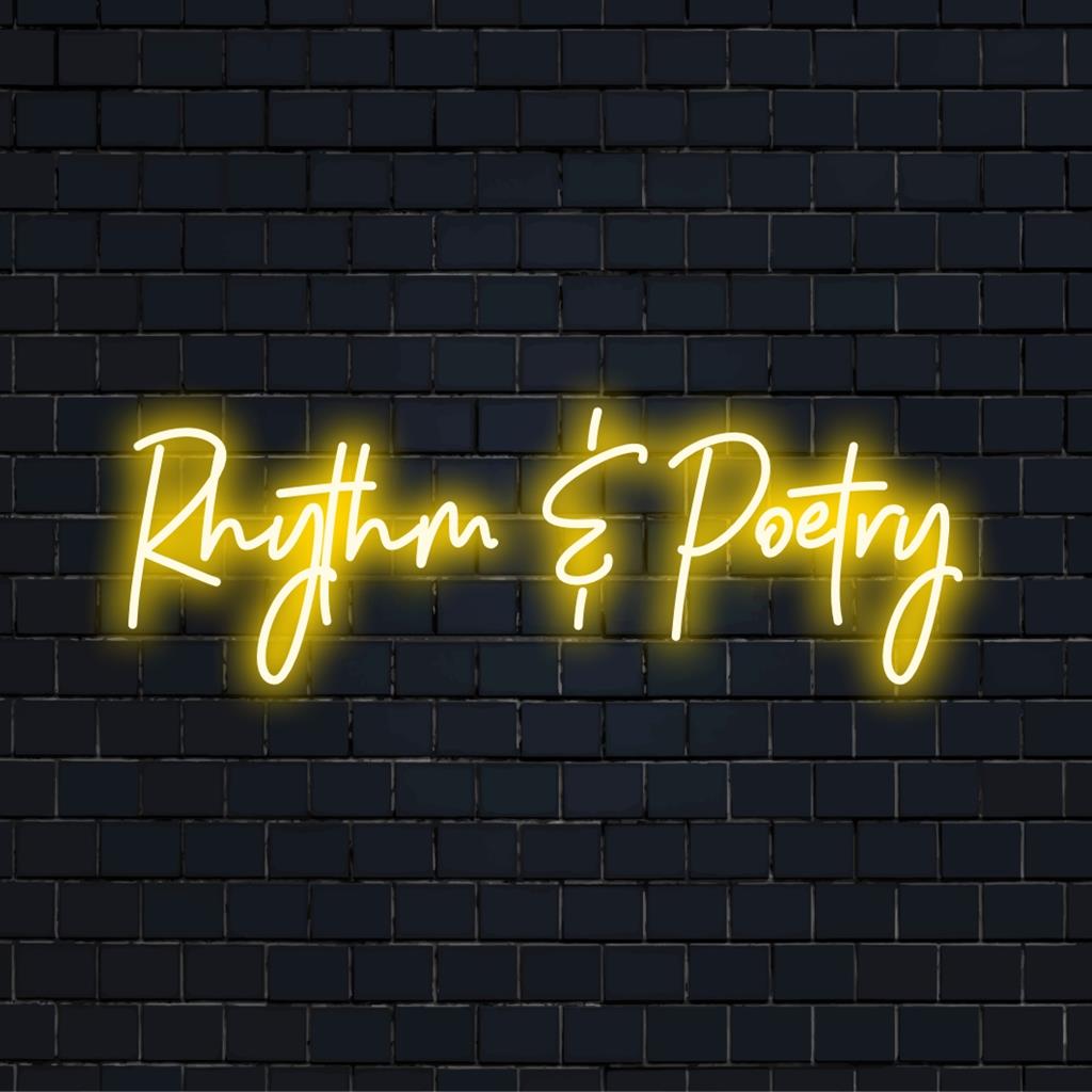 Een op maat gemaakt LED-neonbord met de woorden Rhythm And Poetry, perfect voor een levendige decoratie en om uw ruimte te personaliseren.