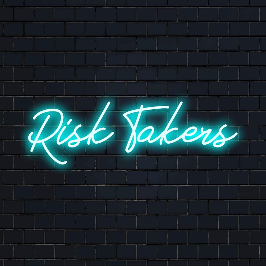 LED-neonreclame met opvallend Risk Takers-citaat; perfect levendig, op maat gemaakt stuk om elke ruimte persoonlijkheid te geven.
