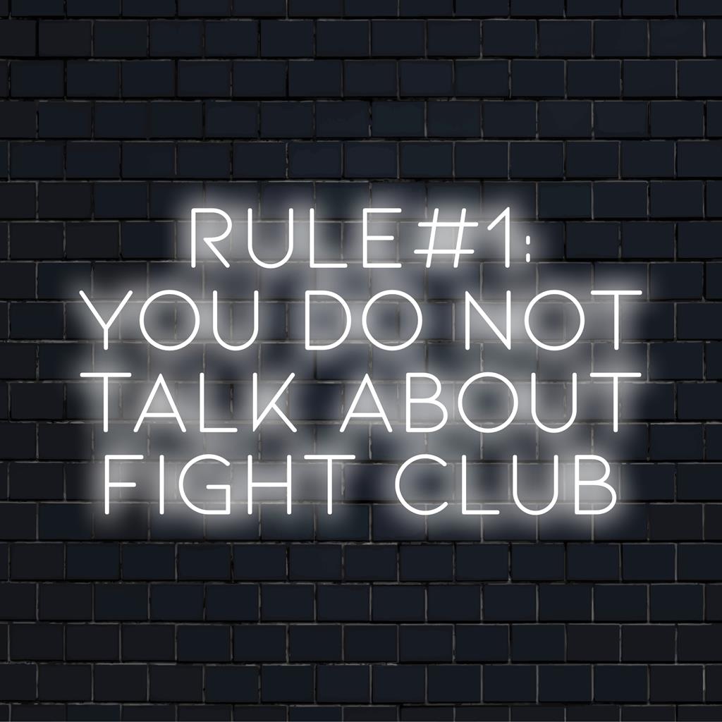 Een op maat gemaakt LED-neonbord met de tekst Regel #1: Je praat niet over Fight Club in fel licht, waardoor uw ruimte een gedurfde persoonlijkheid krijgt.
