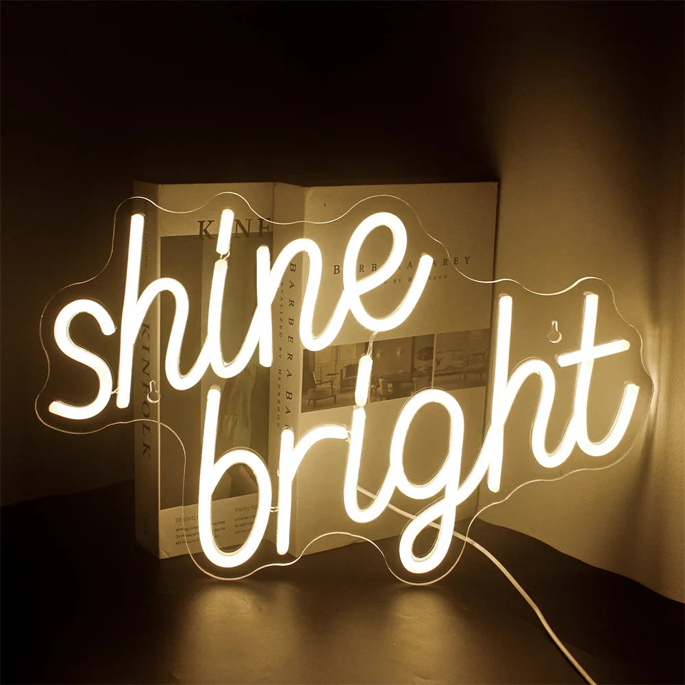Een levendig LED-neonbord met de tekst "Shine Bright" in een levendig scriptlettertype.