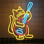 Op een LED-neonbord staat een cartoonkat afgebeeld die energiek een elektrische gitaar bespeelt.