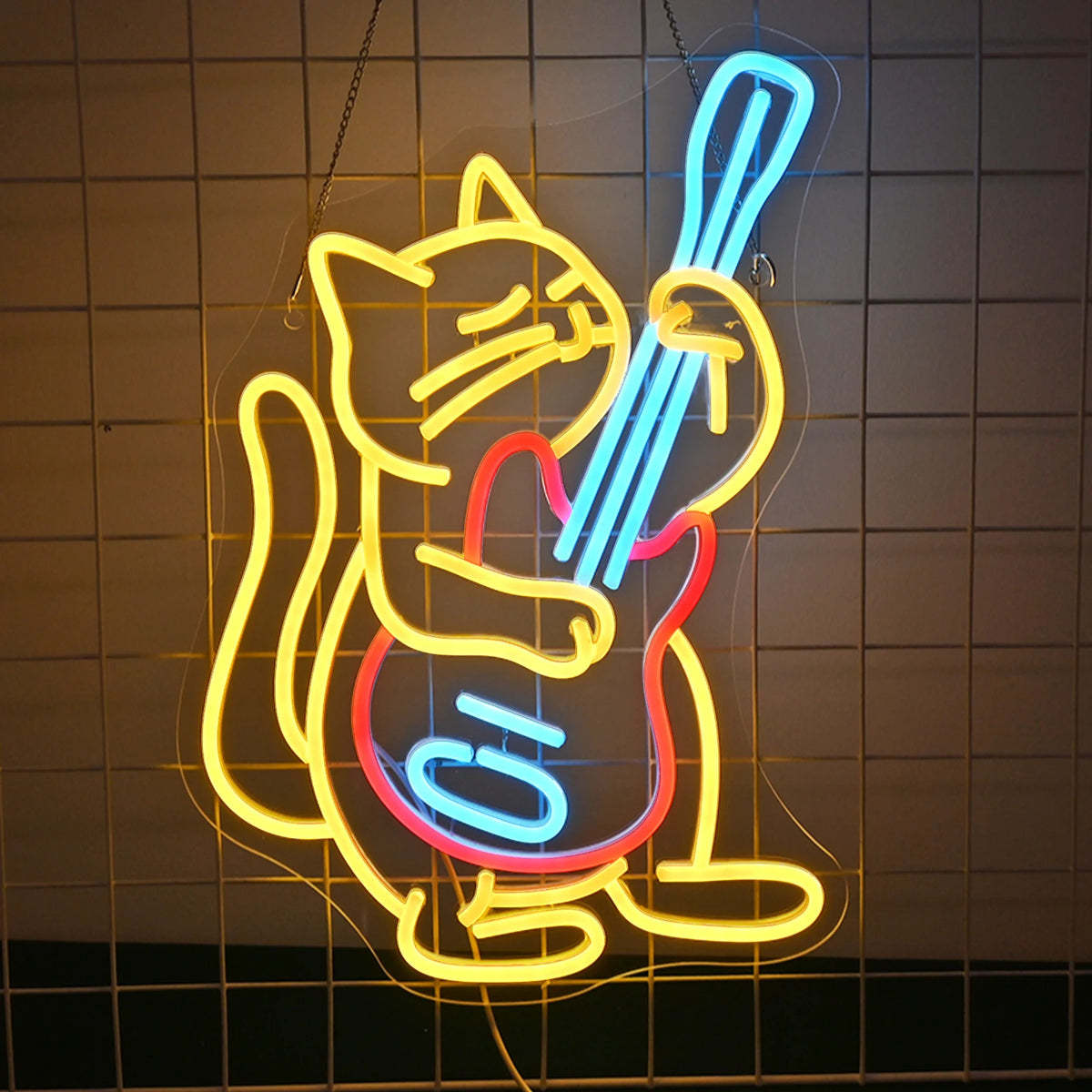 Op een LED-neonbord staat een cartoonkat afgebeeld die energiek een elektrische gitaar bespeelt.
