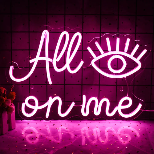 Op de afbeelding staat een opvallend led-neonbord met de tekst "All Eyes on Me" in een opvallend lettertype.
