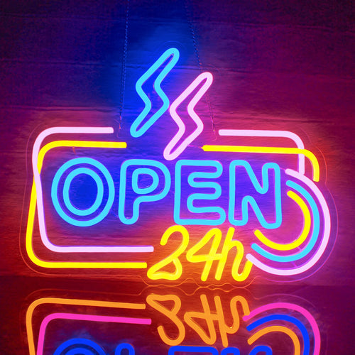 Op de afbeelding is een opvallend led-neonbord te zien met de tekst "24 Hours Open" in felle, oplichtende letters.