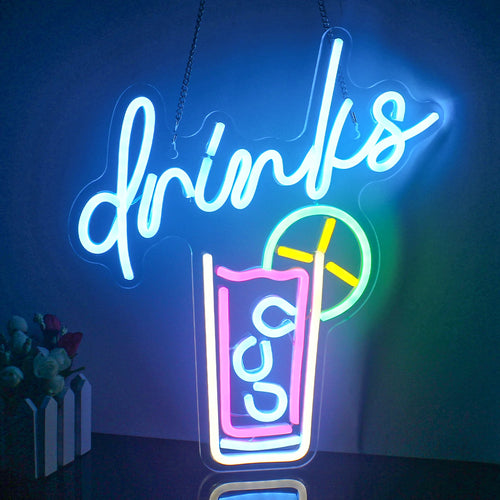De afbeelding toont een levendig, handgemaakt LED-neonbord met het woord "Drinks" in een elegant en stijlvol, cursief lettertype.