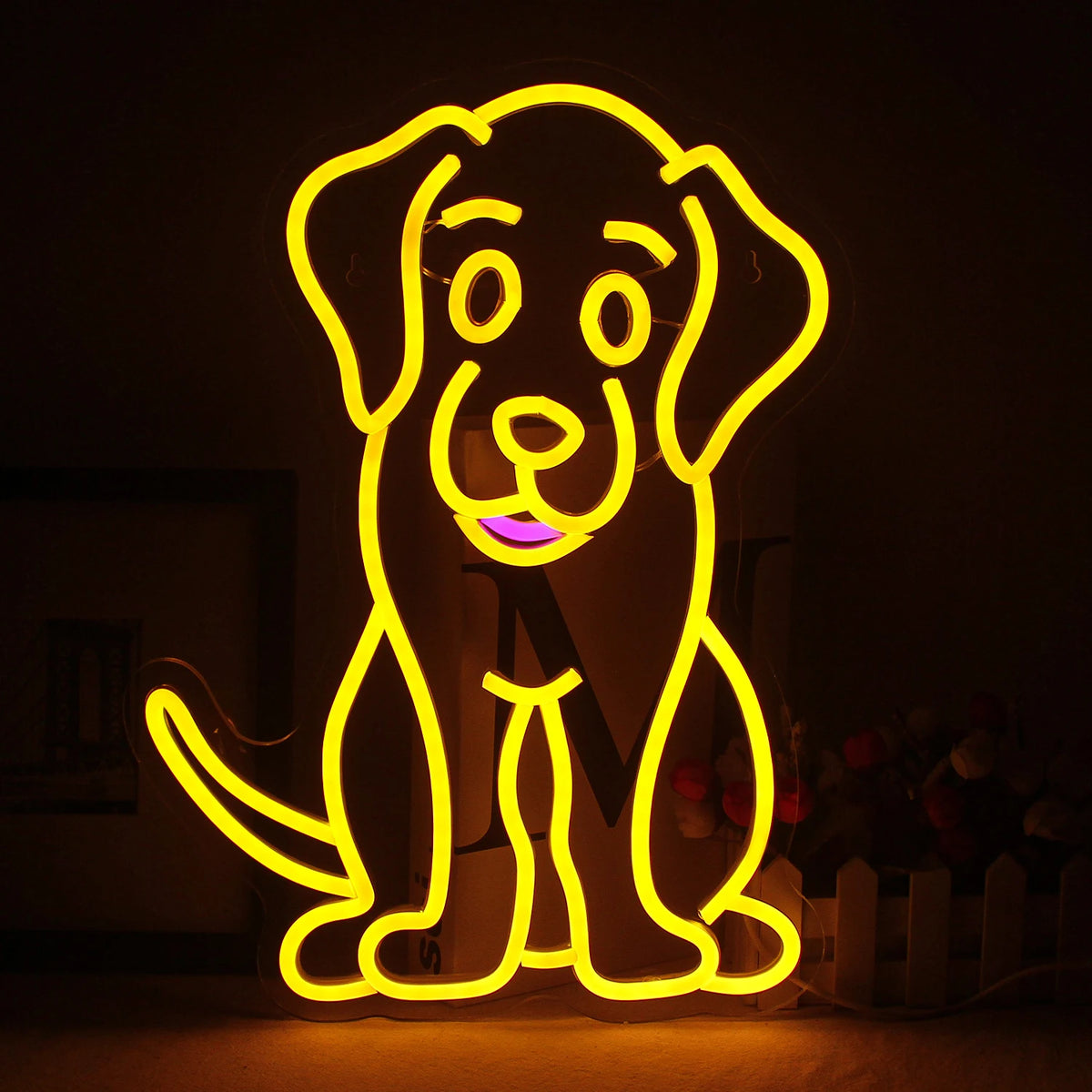 De afbeelding toont een levendig LED-neonbord in de vorm van het silhouet van een hond.