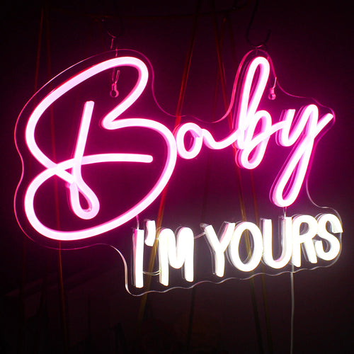Een stijlvol LED-neonbord met de tekst "Baby I'm Yours" in vloeiende, cursieve letters.