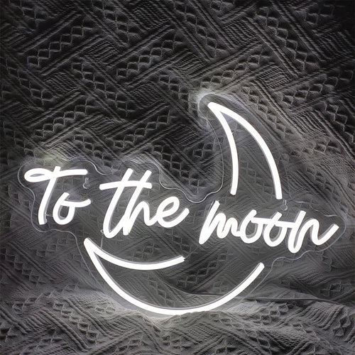 Een levendig LED-neonbord met de tekst "To The Moon" in een strak, modern lettertype.
