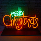 Een gloeiend LED-neonbord met de tekst "Merry Christmas" en opvallende, schuine letters in felrode kleur.
