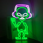 De afbeelding toont een levendig en opvallend Alien Music LED-neonbord.