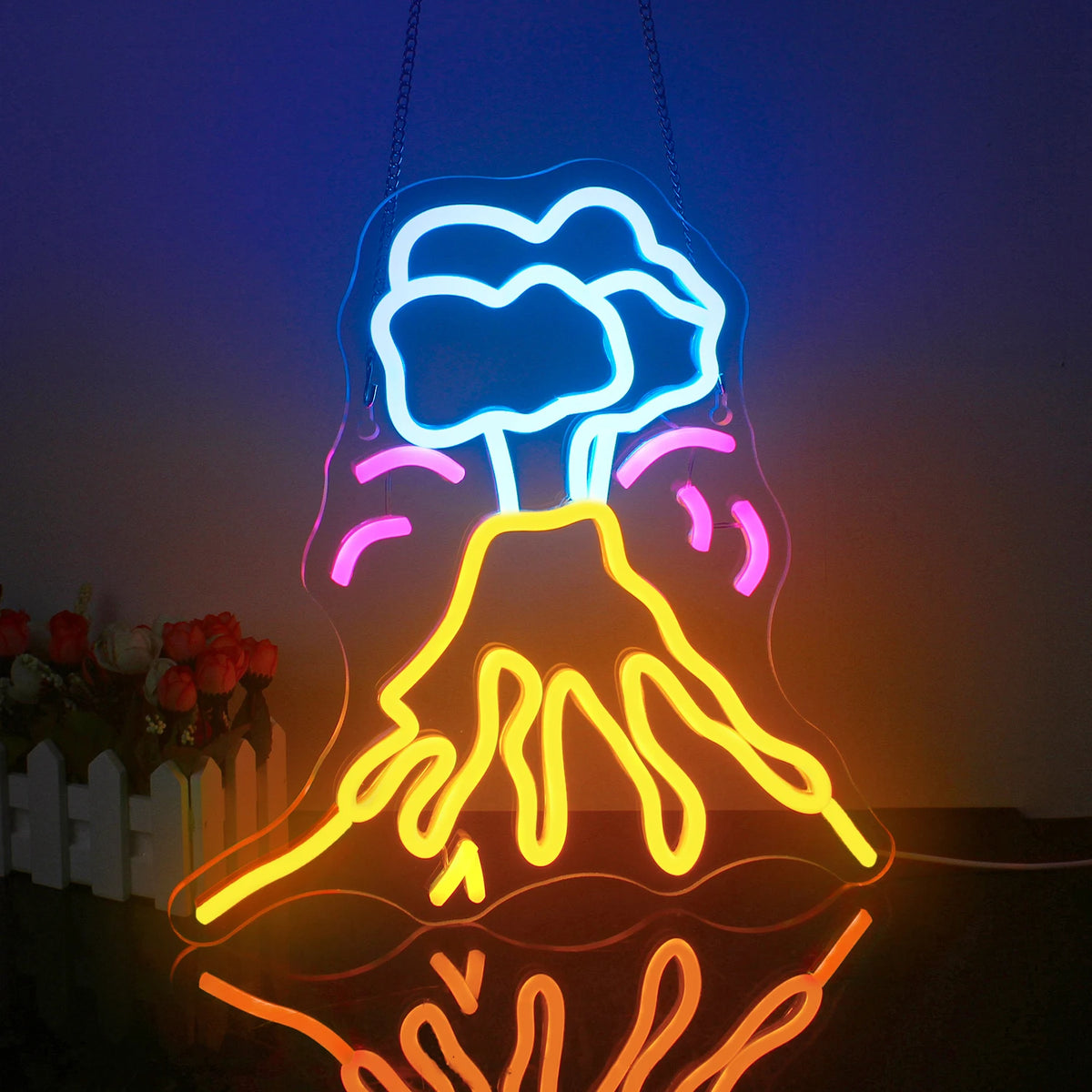 Op de afbeelding is een opvallend LED-neonlicht te zien in de vorm van een vulkaan.