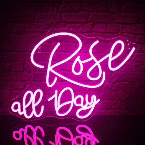 Op de afbeelding staat een opvallend led-neonbord met de tekst "Ros�� All Day" in elegante, cursieve letters.