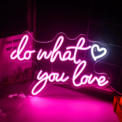Een levendig, gloeiend LED-neonbord met de tekst "Do What You Love" in een speels, cursief lettertype.