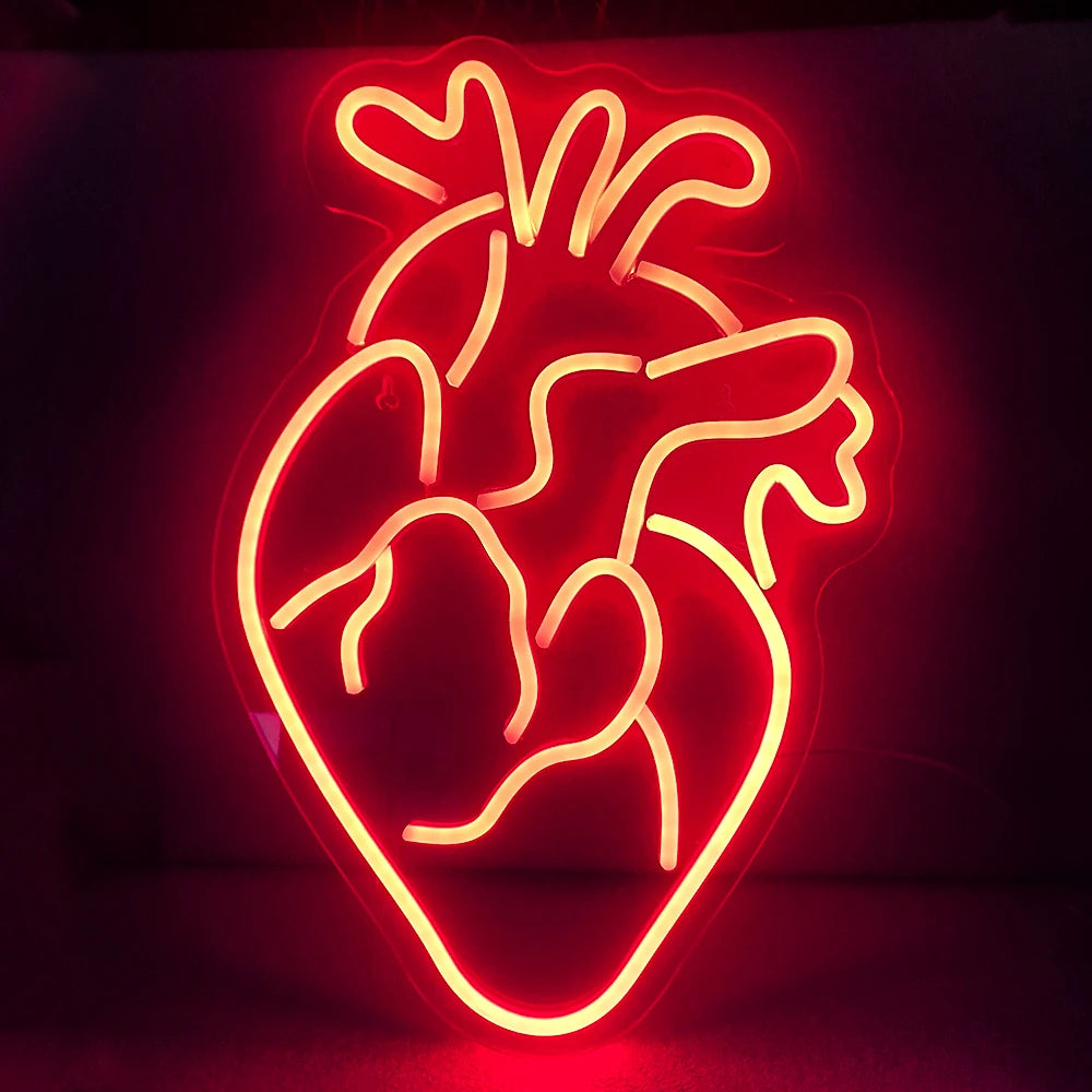Een felverlicht LED-neonbord in de vorm van een hart.