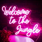 De afbeelding toont een levendig LED-neonbord met de tekst "Welcome to the Jungle" in opvallende, cursieve letters.