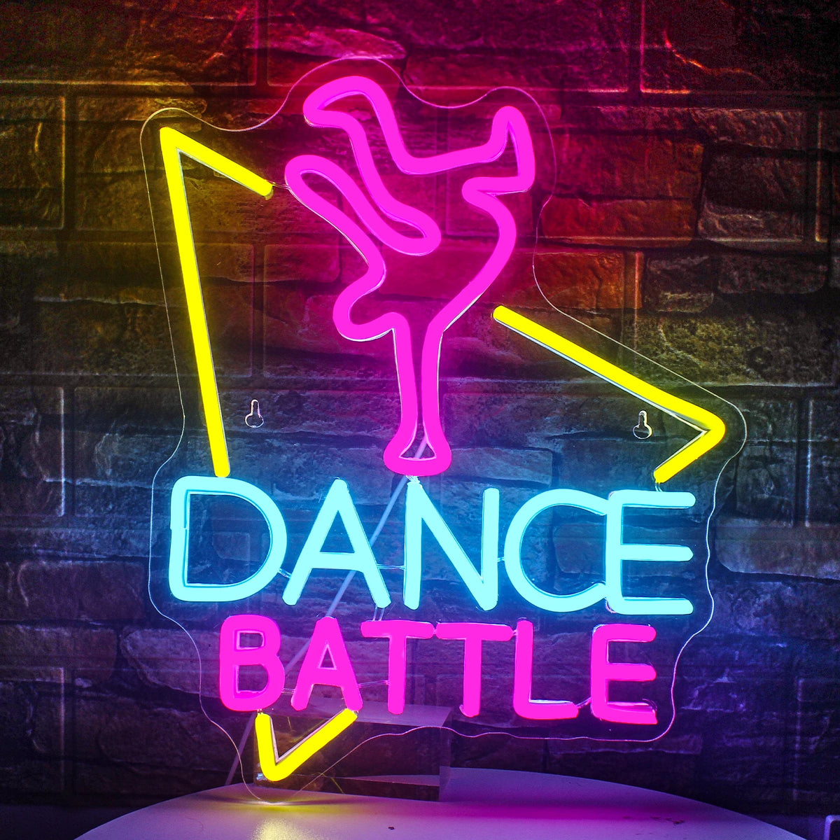 Op de afbeelding is een opvallend LED-neonbord te zien met daarop prominent de tekst "Dance Battle".
