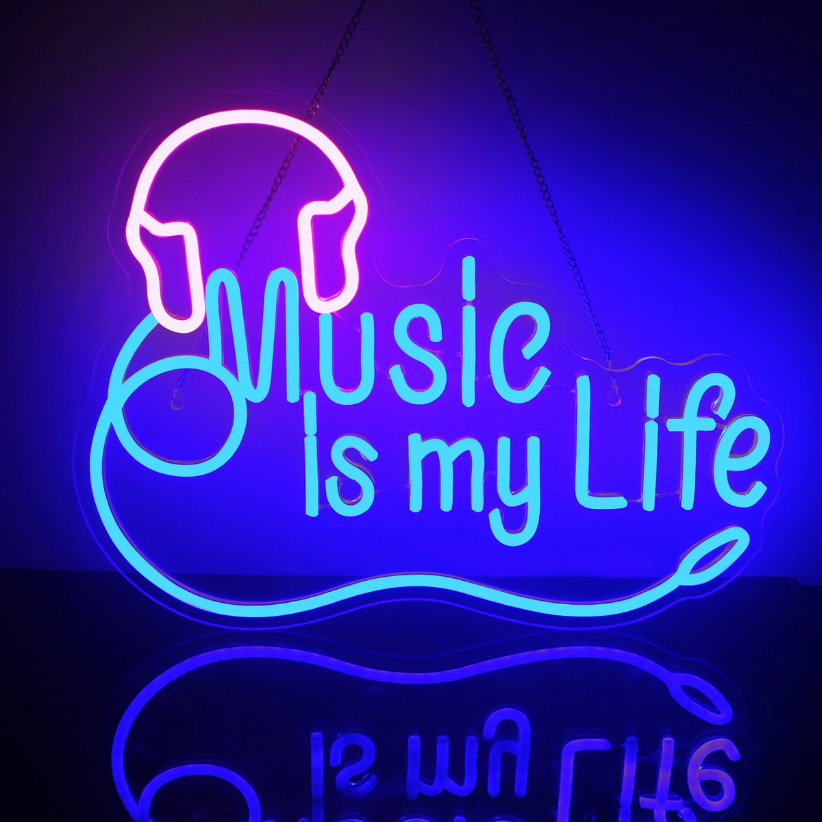 Op de afbeelding staat een levendig, handgemaakt LED-neonbord met de tekst "Music is My Life" in vette letters.
