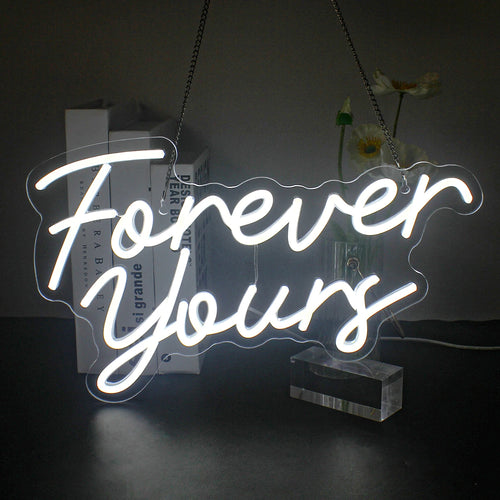 Een levendig LED-neonbord met de tekst "Forever Yours" in elegante, cursieve letters.