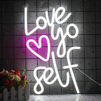 Op de afbeelding is een levendig LED-neonbord te zien met de tekst "Love Yourself" in een stijlvol scriptlettertype.