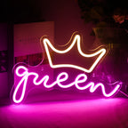 Er wordt een opvallend LED-neonbord in de vorm van het woord "Queen" getoond.