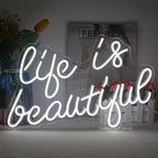 Op de afbeelding staat een fel, oplichtend LED-neonbord met de tekst "Life is Beautiful" in een schuin lettertype.