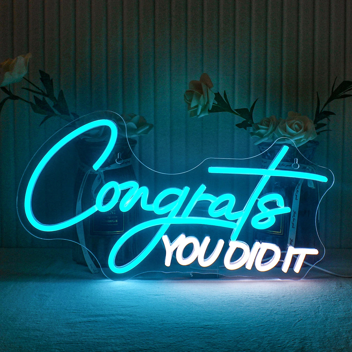 De afbeelding toont een levendig LED-neonbord met de tekst "Congrats You Did It" in een speels en stijlvol handgeschreven lettertype.