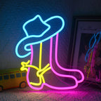 De afbeelding toont een Cowboy Boot LED-neonbord met de levendige, gloeiende omtrek van een klassieke cowboylaars.
