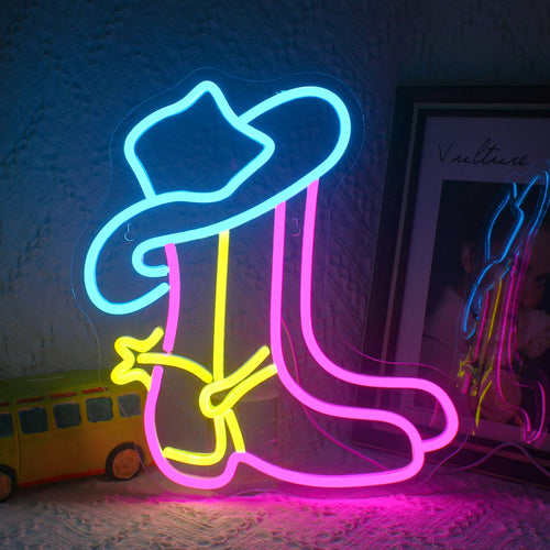 De afbeelding toont een Cowboy Boot LED-neonbord met de levendige, gloeiende omtrek van een klassieke cowboylaars.