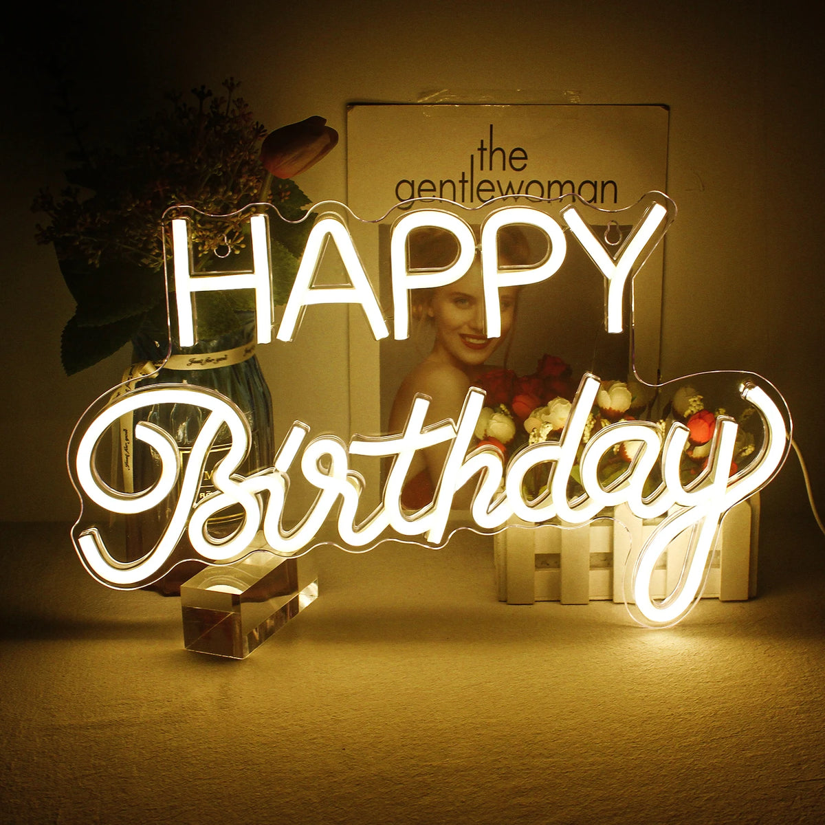 Een levendig LED-neonbord met de tekst "Happy Birthday" in een vloeiend lettertype.