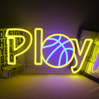De afbeelding toont een levendig LED-neonbord in de vorm van een basketbal en een ring.