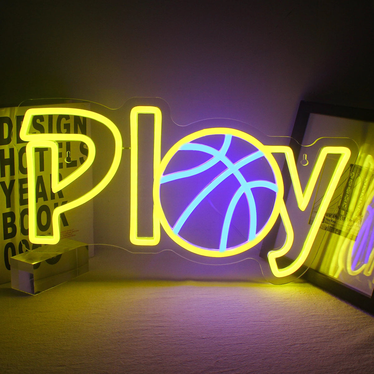 De afbeelding toont een levendig LED-neonbord in de vorm van een basketbal en een ring.
