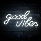 Op de afbeelding staat een handgemaakt LED-neonbord met de tekst "Good Vibes" in een stijlvol, cursief lettertype.