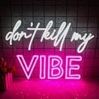 Op de afbeelding staat een opvallend led-neonbord met de tekst "Don't Kill My Vibe" in een stijlvol, cursief lettertype.