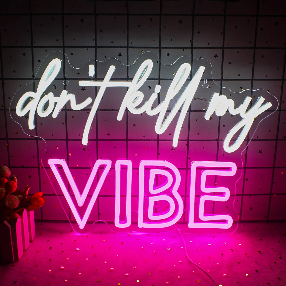 Op de afbeelding staat een opvallend led-neonbord met de tekst "Don't Kill My Vibe" in een stijlvol, cursief lettertype.