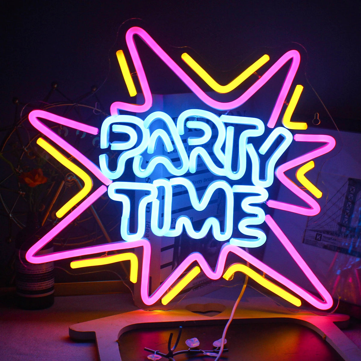 Op deze afbeelding ziet u een levendig LED-neonbord met de tekst "Party Time" in een opvallend, speels lettertype.