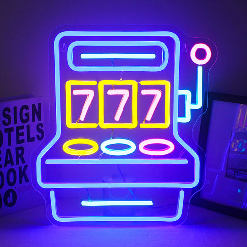 Op de afbeelding is een levendig, handgemaakt LED-neonbord te zien met de tekst "777 Game Room" in opvallende, opvallende letters.